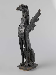 Griffioen met bijbehorende fluwelen sokkel