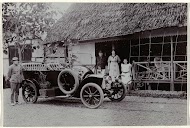 Officier met vrouw en kind en chauffeur bij een auto