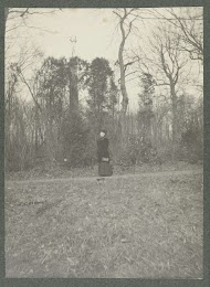 Margo J.J. Kessler-de Lange wandelend op landgoed De Paauw in Wassenaar