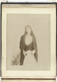 Portret van een onbekende vrouw met een hoofddoek en een kruik in haar handen