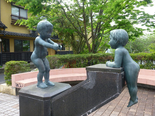 何が見えるかな 日田駅前通りの子供の像