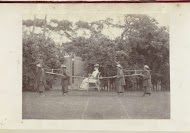 Vier Chinese mannen dragen een Europese vrouw in een draagstoel