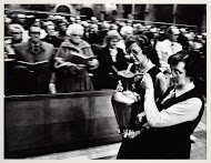 Chrisma wordt weggedragen in een kan