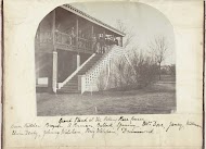 Groepsportret van mensen op de tribune bij de paardenraces van Beijing