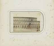 Exterieur van de Koninklijke Residentie in München met op de voorgrond een standbeeld van Maximiliaan I Jozef van Beieren