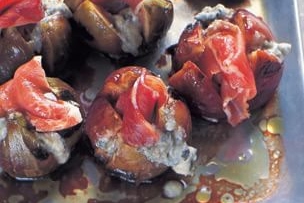 Grilled Figs with Prosciutto and Gorgonzola