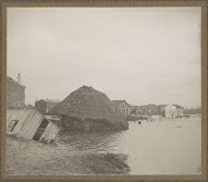 Ingezakte hooiberg en verwoeste schuur in een ondergelopen buitenwijk van Parijs