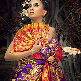 Rahajeng Nyangra Rahina Nyepi, Tahun Baru Caka 1936 by Sulfhian Sultiamiharja - People Portraits of Women