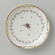 Schaal, rond en diep, behorend bij een servies versierd met geslingerd lintmotief met bladertakken, bloemboeketten en gestrooide bloemtakken