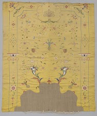 Geel zijden achterwand van een bedgarnituur