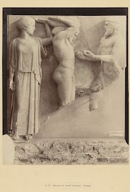 Reliëf van Herakles die de wereld draagt, met Athena en Atlas aan weerszijden