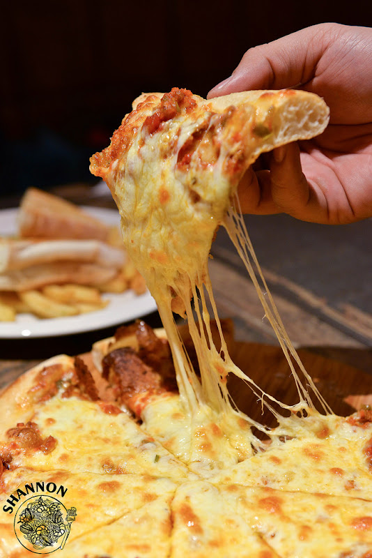台中西屯區[YY Lite-YUAN YE LITE]適合多人聚餐免服務費，推薦PIZZA的舒適店面