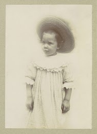 Portret van een kind met een jurk en een zonnehoed