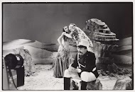 André van Duin kust buikdanseres Yonina in het decor van een woestijnlandschap