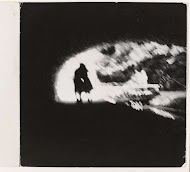 Het silhouet van twee  vrouwen in een ovale lichtvlek