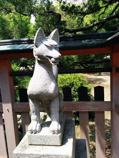 Old Wolf Stone Statue