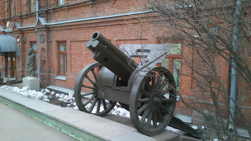 Пушка у краеведческого музея