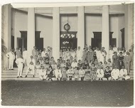 Groepsportret op bordes