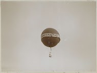 Luchtballon met reclame voor 'Thee E. Brandsma', zwevend in de lucht