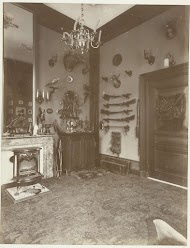 Interieur van De Wildbaan, Driebergen, met wapens en jachtgerei