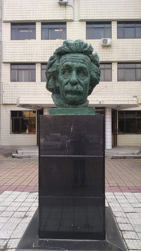哈工大逸夫楼的爱因斯坦雕塑