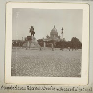 Het standbeeld van Peter de Grote te paard in Sint Petersburg met op de achtergrond de Sint Isaac Kathedraal, ontworpen door Auguste Montferrand