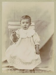 Portret van een jong kind in een hemd