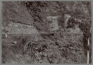 Aanleg van de weg langs een heuvel