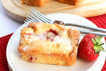 Fresh Strawberry Cake with Cream Cheese Icing