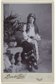 Studioportret van Diewer van 't Lindenhout verkleed als Selma uit de Woudkoningin