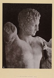 Detail van een beeld van Hermes met het kind Dionysos