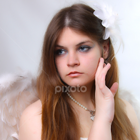 Angel girl by Lisa Steyn - People Portraits of Women