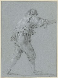 Blootsvoets staande man met één hand op zijn rug en één arm vooruitgestoken