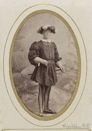 Portret van een jonge man in kostuum met degen, aangeduid als C.G.J.B. Henny