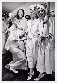 Studenten van de modeacademie "Charles Montaigne" in de gangen van het Concertgebouw tijdens de jaarlijkse eindshow