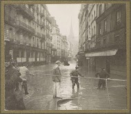 Mannen voeren een reddingsaktie uit op straat tijdens de overstroming van Parijs
