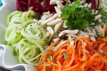 Spiralized Veggie Salad: Eat the Rainbow!