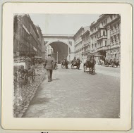 Koetsen en wandelaar in de Bolsjaja Morskaja oelitsa, Sint-Petersburg