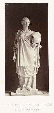 Marmeren beeld van een vrouw gekleed in strijderskostuum met in haar ene hand een helm en de andere een palmtak.