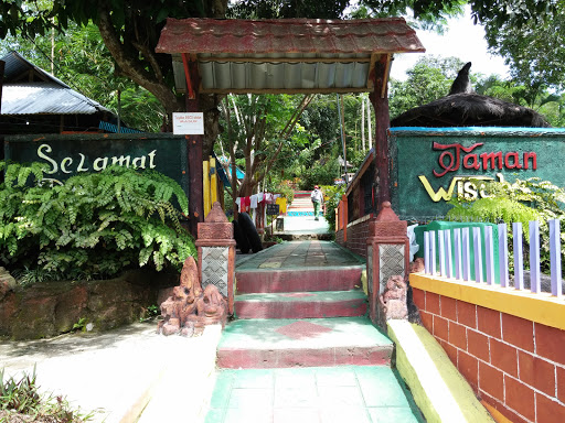 Pintu Gerbang Taman Wisata Puncak Meranti Portal In Dumati
