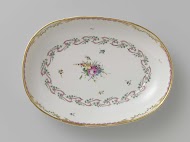 Schaal, diep en ovaal van vorm,behorend bij een servies met geslingerd lintmotief met bladertakken, bloemboeketten en gestrooide bloemtakken
