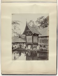 Kinderen en volwassenen bij een rijstschuur in Batipoeh op Sumatra