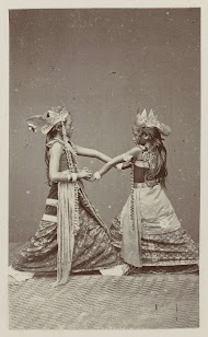 Twee Javaanse danseressen