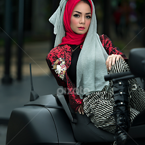 Velent Hijab Retro..... by Eddy Maryamto - People Portraits of Women