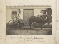 Kapitein Matthews en mejuffrouw Johnson in een kariool in Drøbak