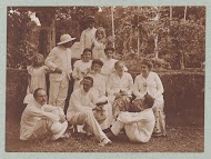 Groepsportret van mensen in Batuan, gekleed in het wit.