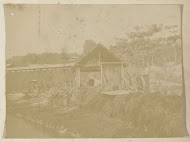 Fabriek met een machine, gelegen aan de rivier