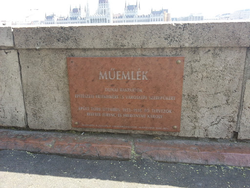 Dunai Rakpartok Müemlék Emléktábla