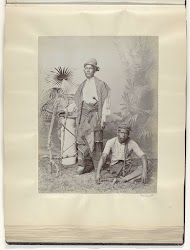 Portret van twee Indonesische mannen in een oosters decor