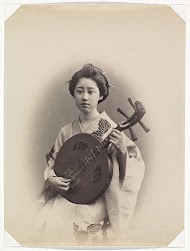 Portret van een Japans meisje met een muziekinstrument